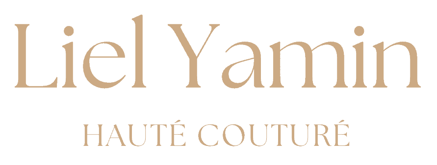 לוגו טקסט בצבע בז' על רקע בהיר עם הכיתוב "Liel Yamin" באותיות גדולות, ומתחתיו הכיתוב "HAUTÉ COUTURÉ" באותיות קטנות יותר. - Liel & Cavalli